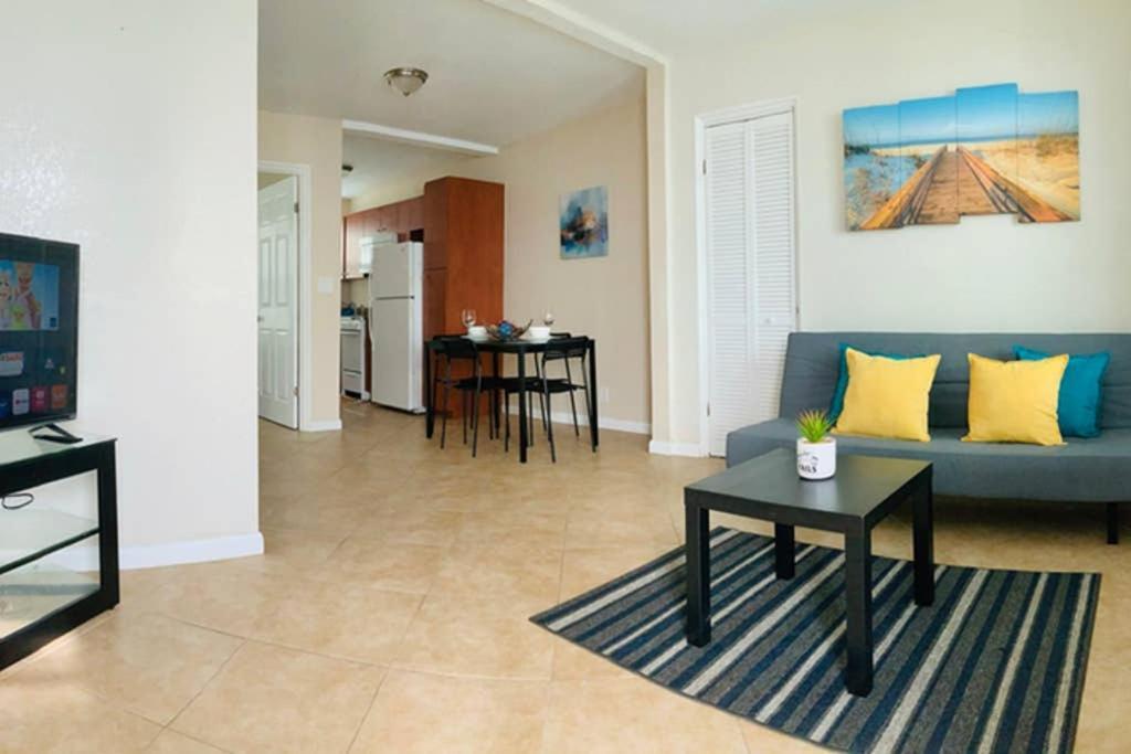 Hollywood Beach Apartments - Walk To The Beach ภายนอก รูปภาพ