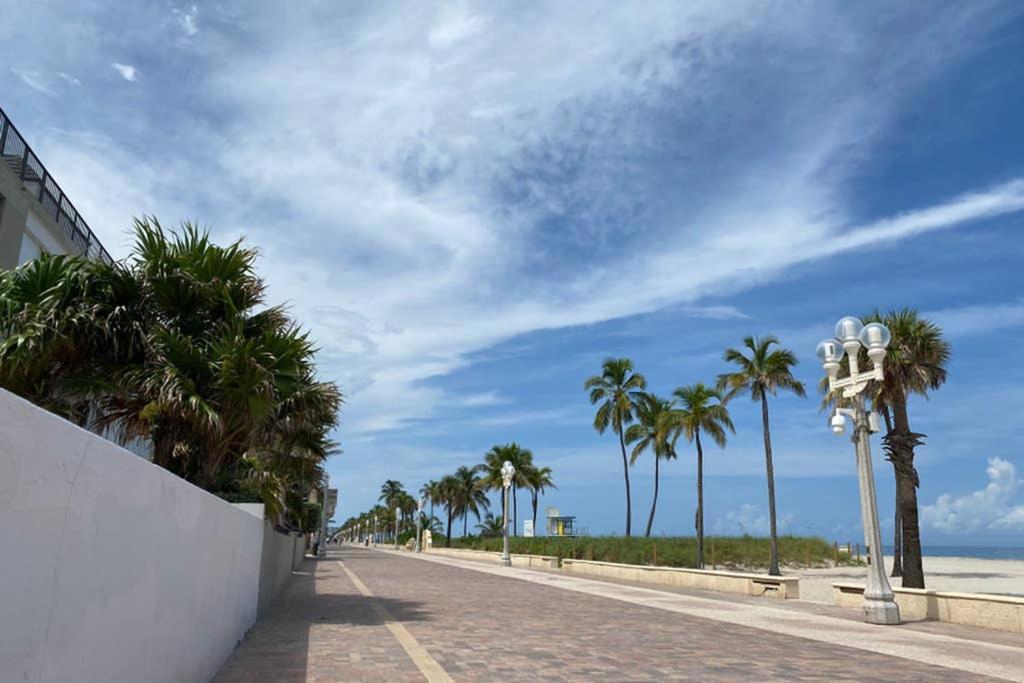 Hollywood Beach Apartments - Walk To The Beach ภายนอก รูปภาพ
