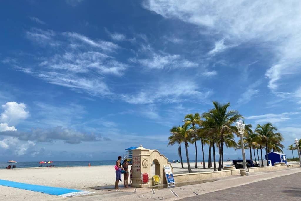Hollywood Beach Apartments - Walk To The Beach ภายนอก รูปภาพ