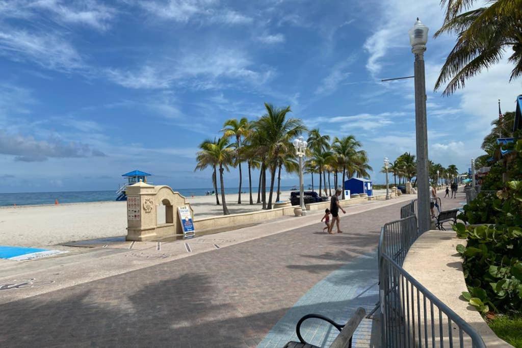 Hollywood Beach Apartments - Walk To The Beach ภายนอก รูปภาพ